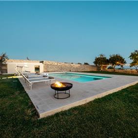  6 bedroom villa with heated pool in Modica, sleeps 18